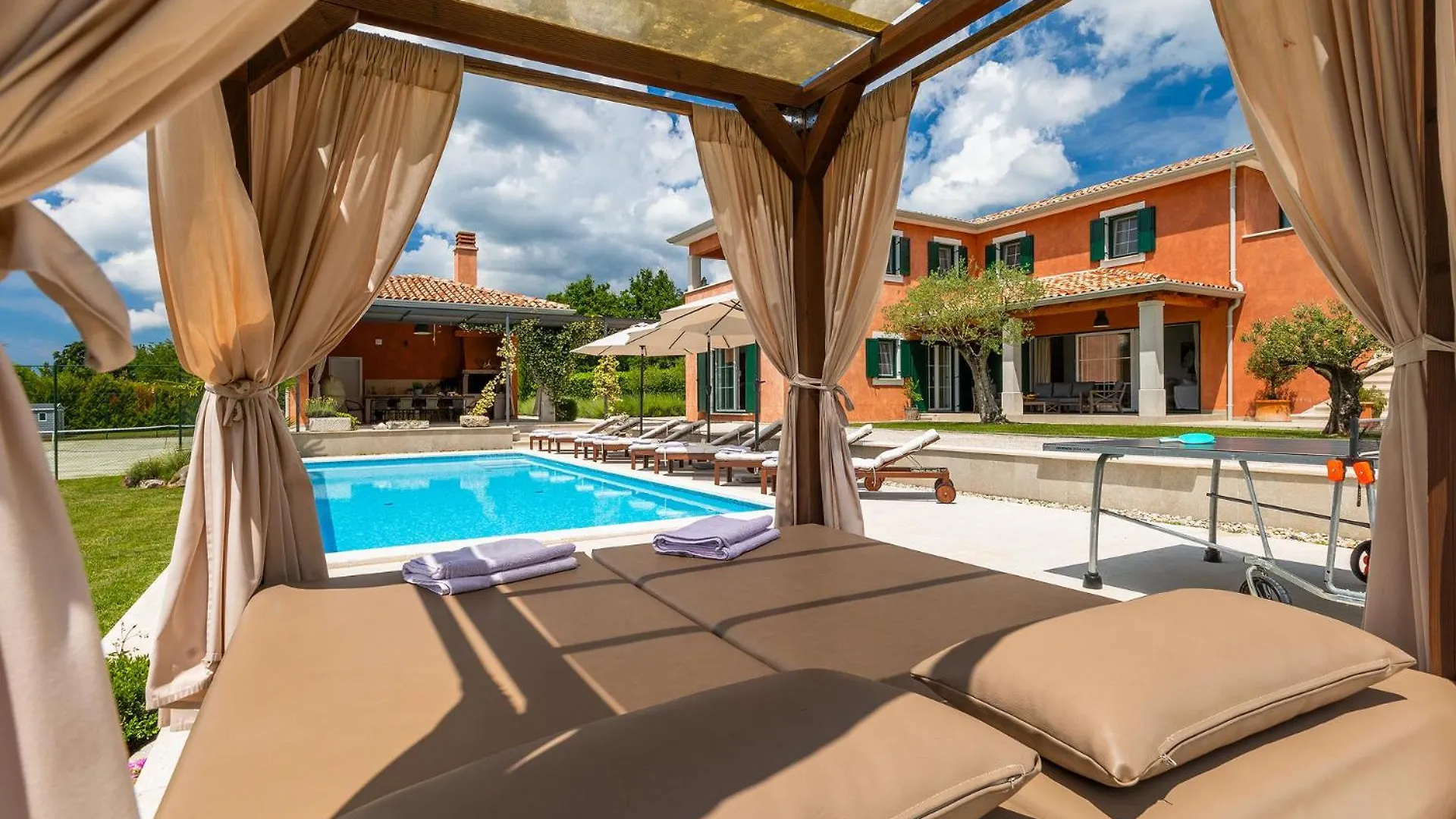 Beautiful Villa Village With Tennis Court In Tinj Tinjan