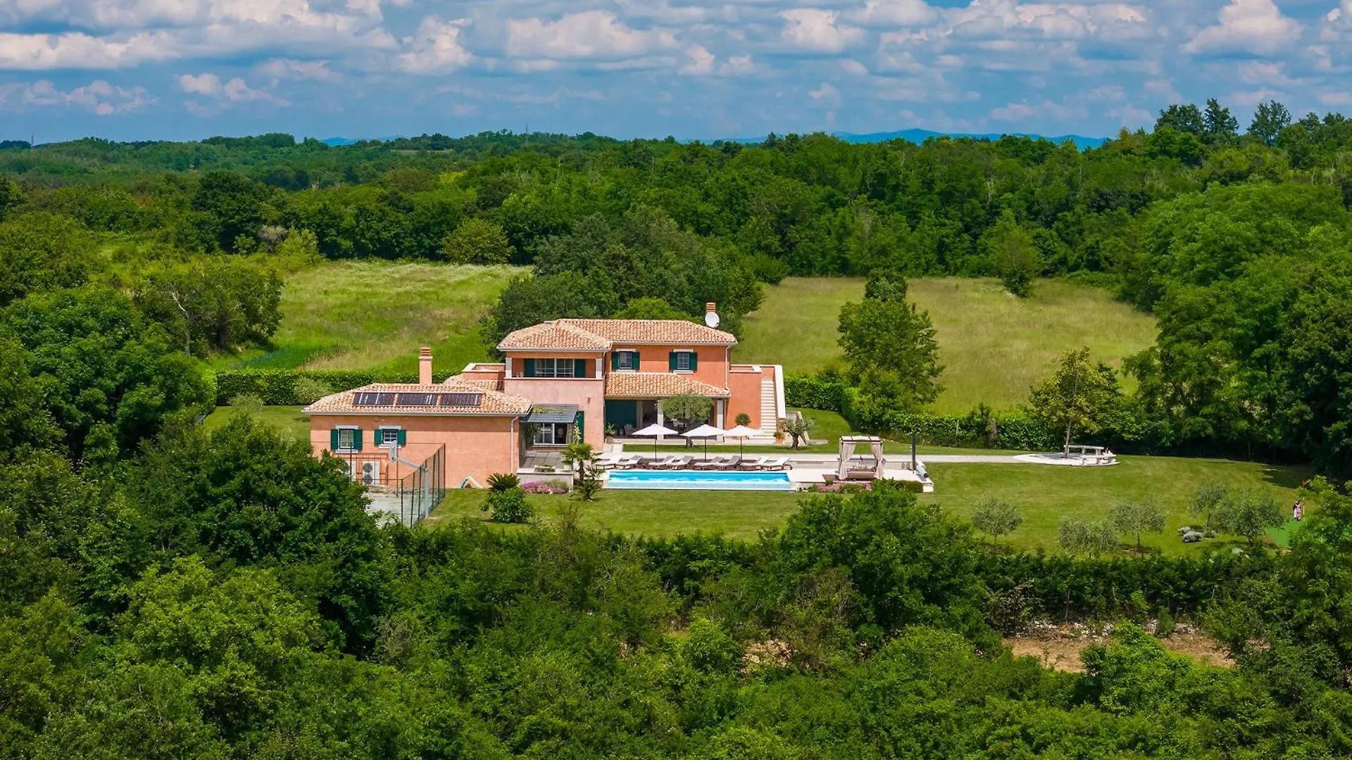 Beautiful Villa Village With Tennis Court In Tinj Tinjan