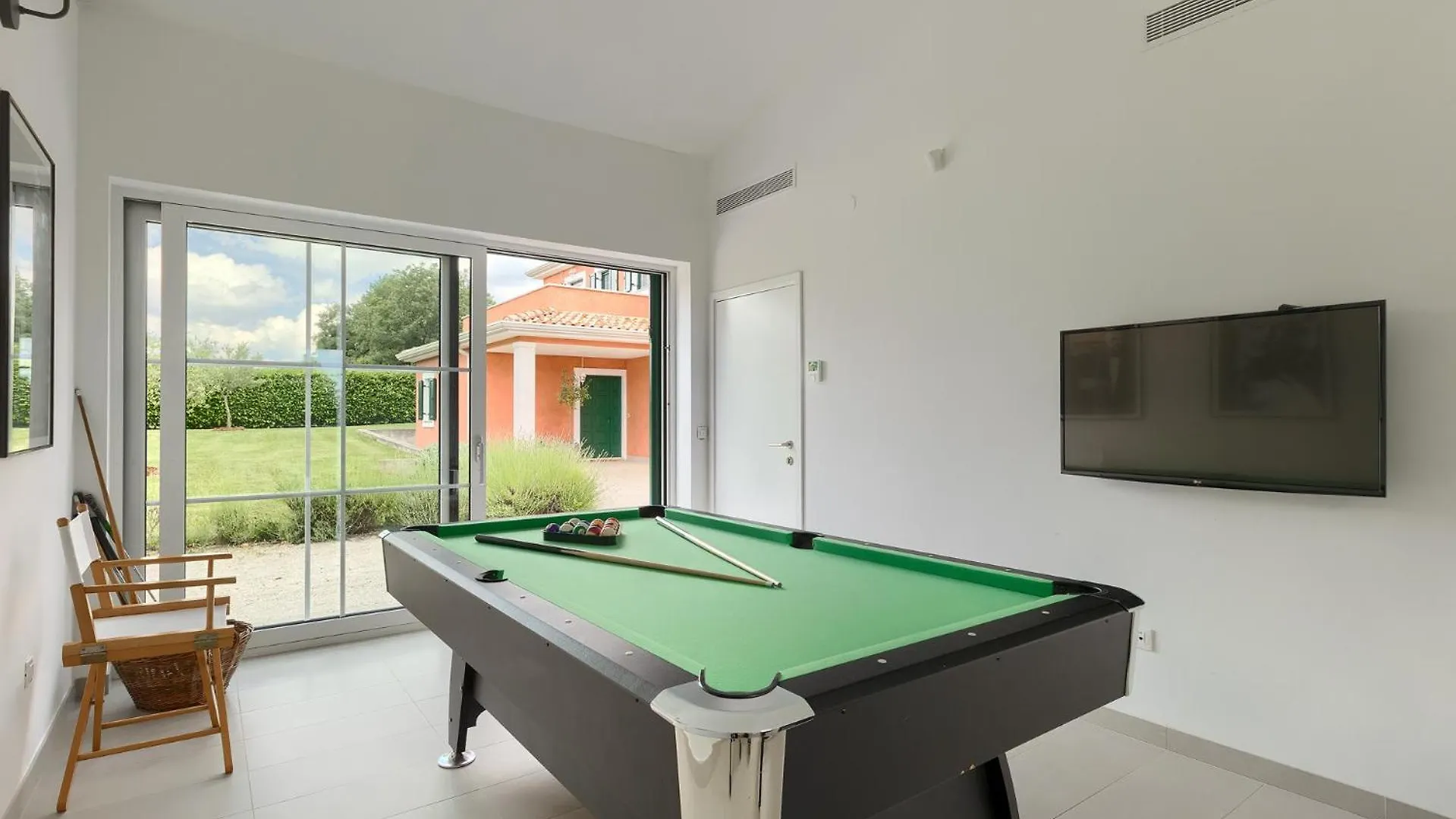Beautiful Villa Village With Tennis Court In Tinj Tinjan