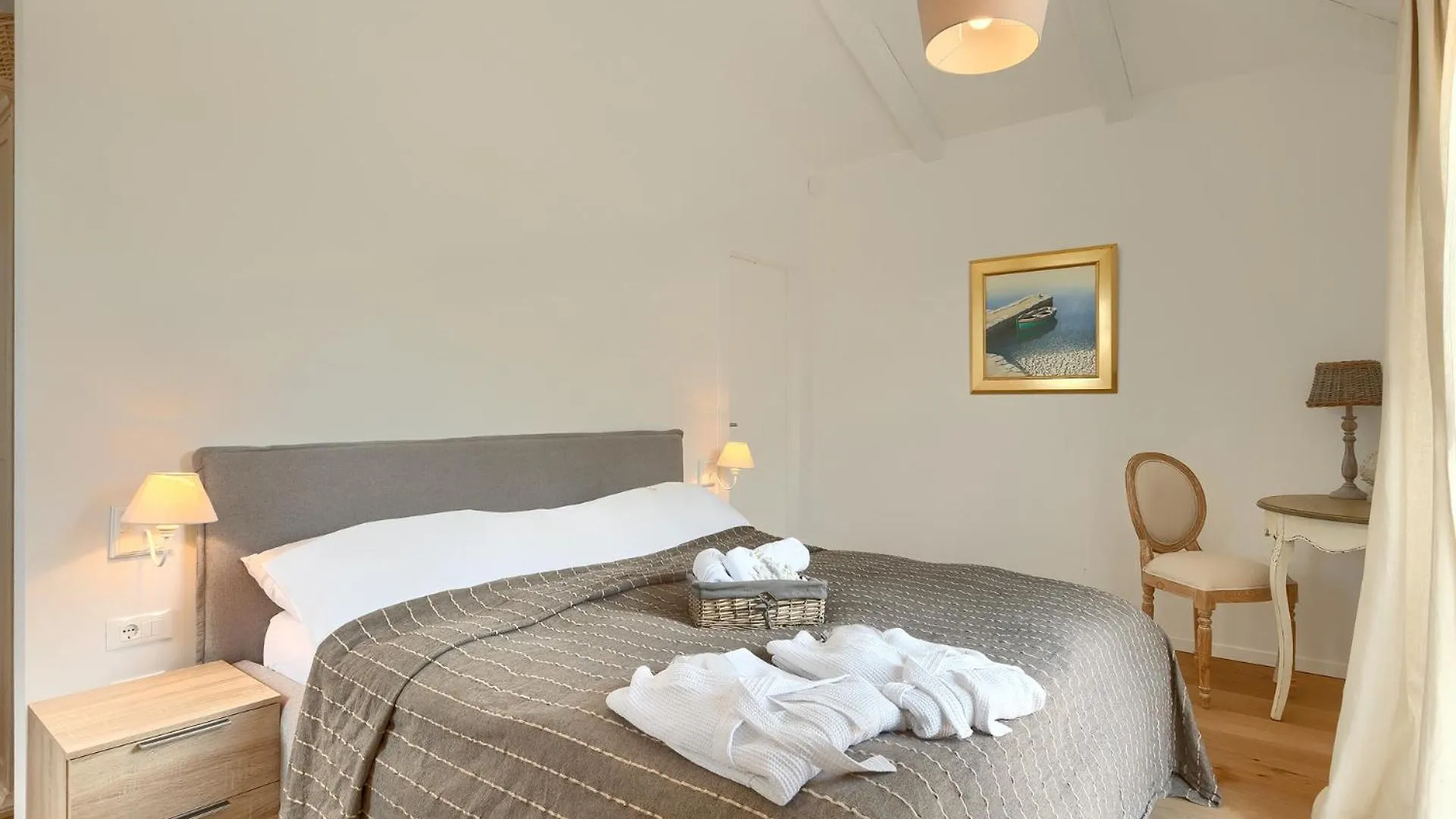 Beautiful Villa Village With Tennis Court In Tinj Tinjan