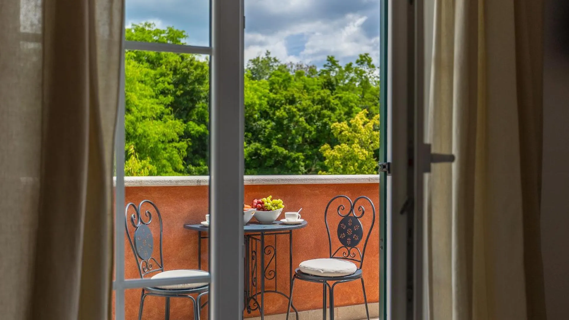 Beautiful Villa Village With Tennis Court In Tinj Tinjan