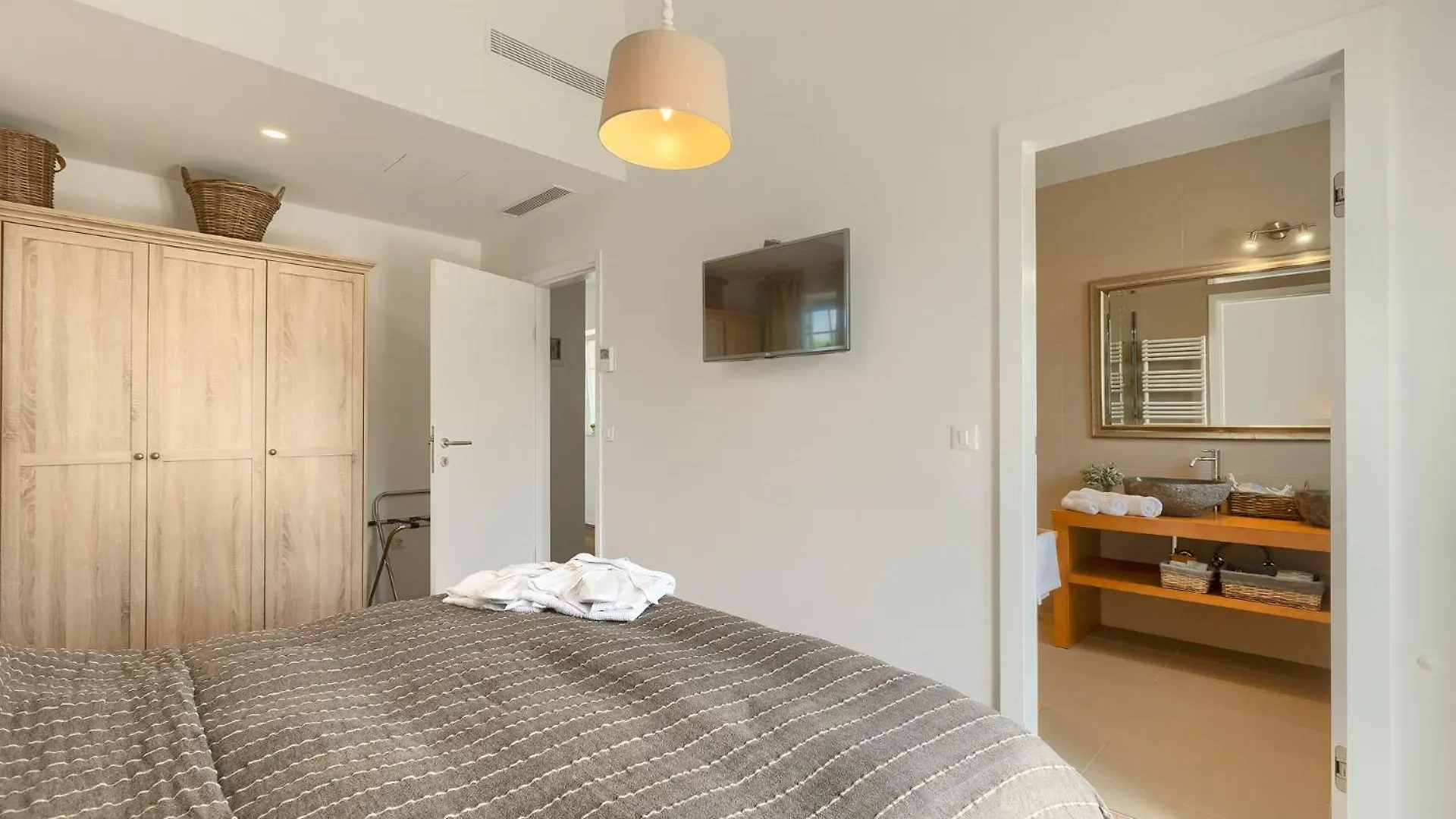 Beautiful Villa Village With Tennis Court In Tinj Tinjan