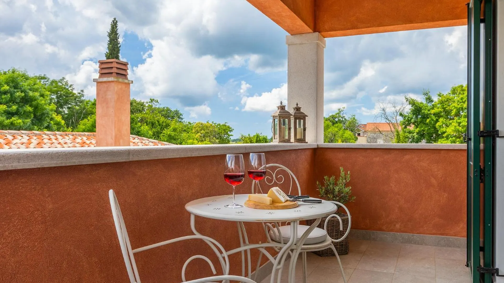 Beautiful Villa Village With Tennis Court In Tinj Tinjan