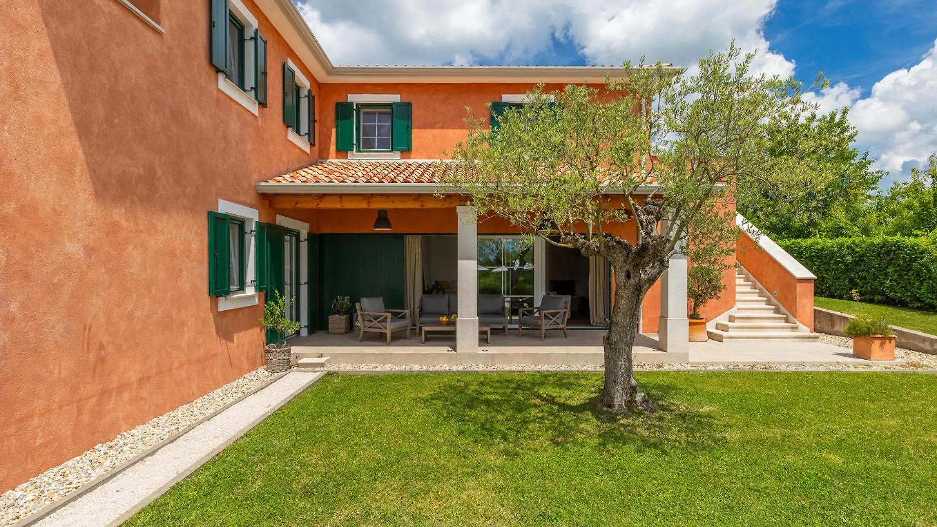 Beautiful Villa Village With Tennis Court In Tinj Tinjan